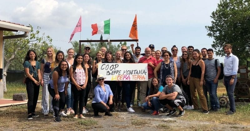 Alunos participando de uma experiência de campo na Sicília.